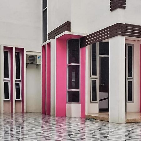 Reddoorz Plus @ Taman Madiun Buitenkant foto