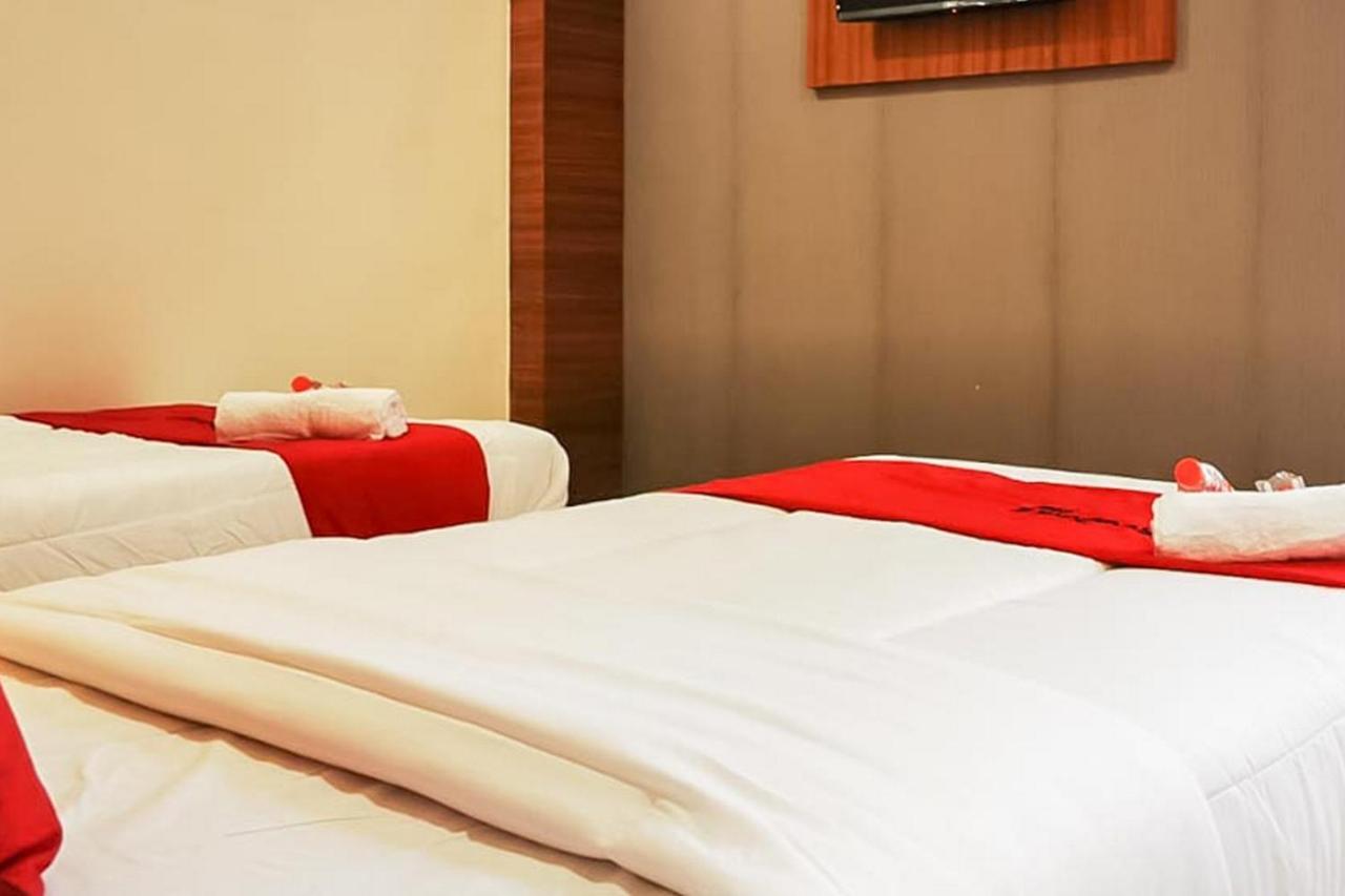 Reddoorz Plus @ Taman Madiun Buitenkant foto